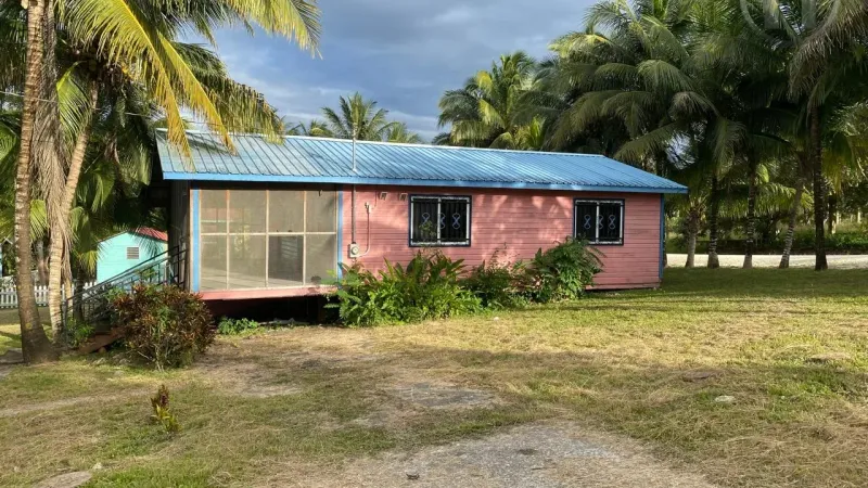2-Bed Wooden Cottage with Screened Porch in Bullet Tree Falls, Cayo